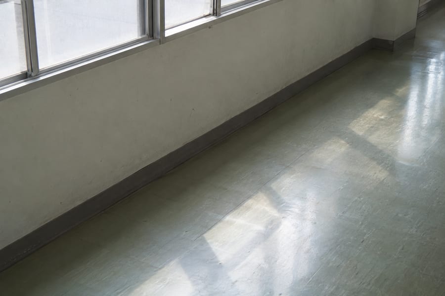 誰もいない廊下に、窓の光が差している。