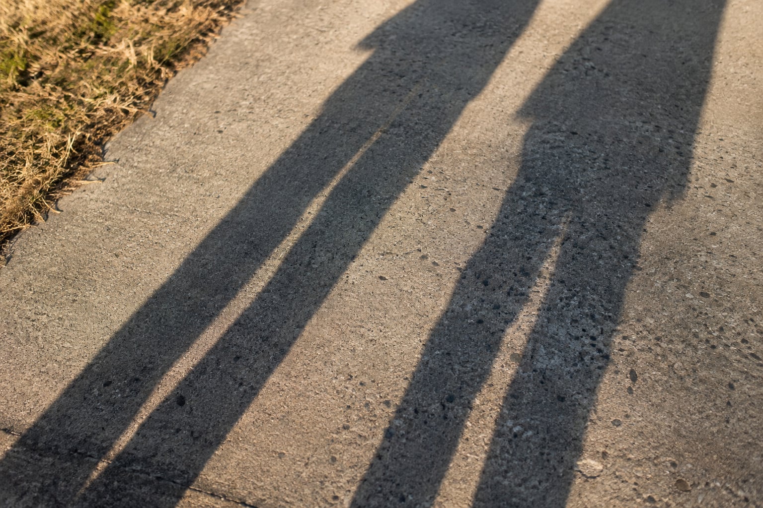 夕方の道に、二人分の影が並んでいる。